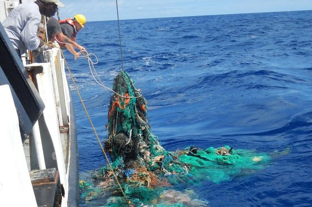По данным исследования Фонда The Ocean Cleanup, большое тихоокеанское мусорное пятно весит 80 тысяч тонн, то есть в шесть раз больше, чем принято было считать. По данным исследования Фонда The Ocean Cleanup, большое тихоокеанское мусорное пятно весит 80 тысяч тонн, то есть в шесть раз больше, чем принято было считать.
